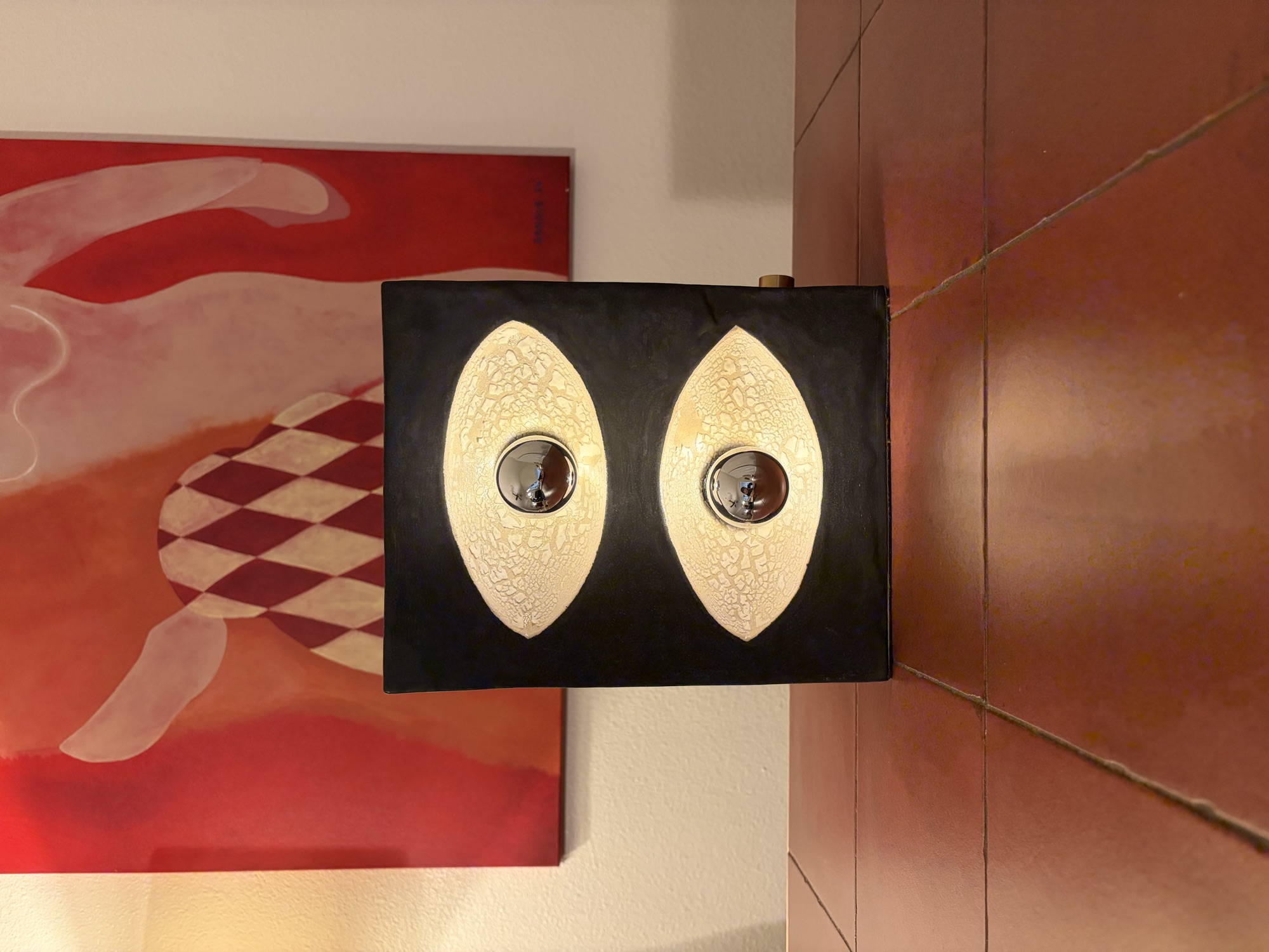 Eye to eye lamp